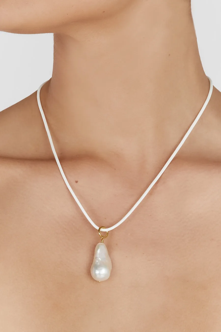 AMBER SCEATS INES PEARL NECKLACE