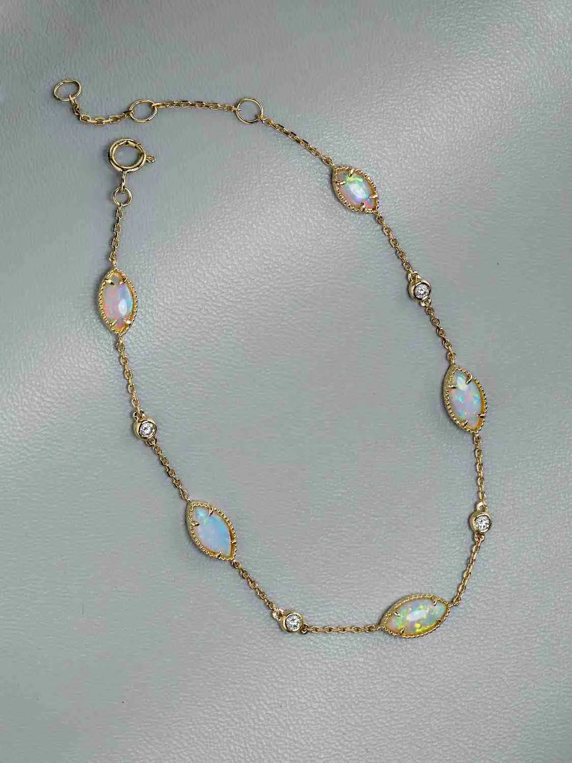 Beautiful Australian Solid Opal Diamond Bracelet in 18K Yellow Gold