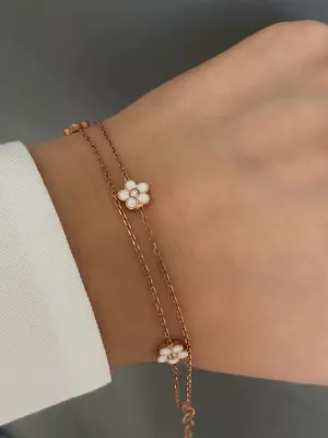 Bracelet with white enamel flowers