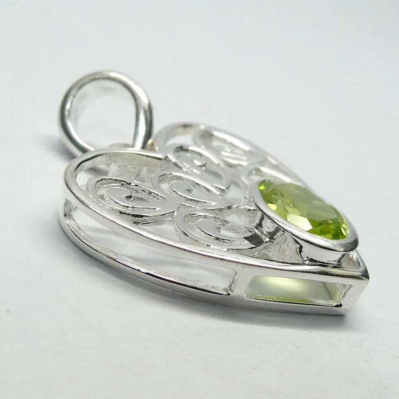 Pendant, Peridot Faceted Oval in a Heart, 925 Sterling Silver, r5