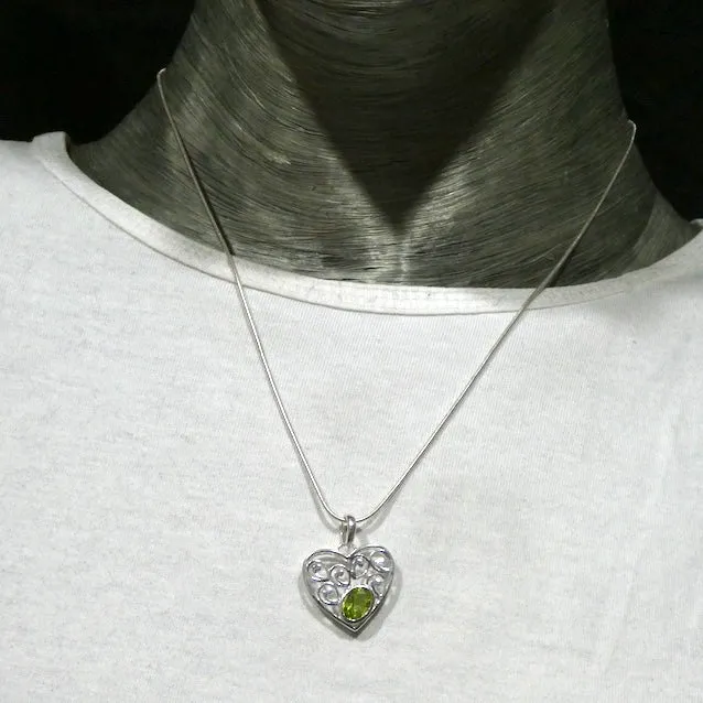 Pendant, Peridot Faceted Oval in a Heart, 925 Sterling Silver, r5