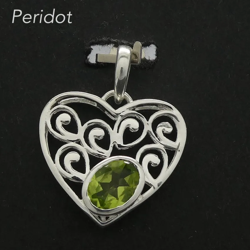 Pendant, Peridot Faceted Oval in a Heart, 925 Sterling Silver, r5