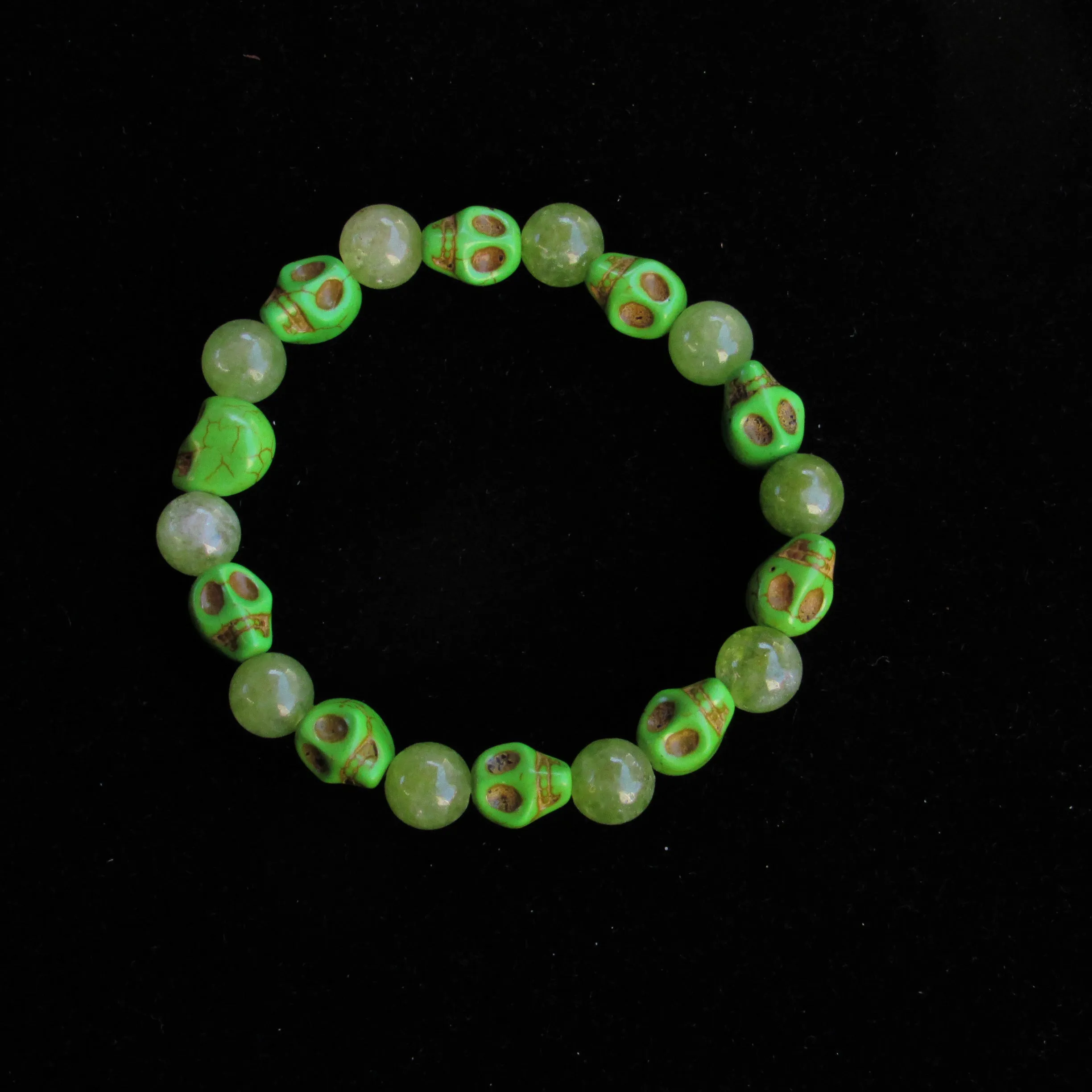 Peridot gemstone and Howlite Skull Bracelet