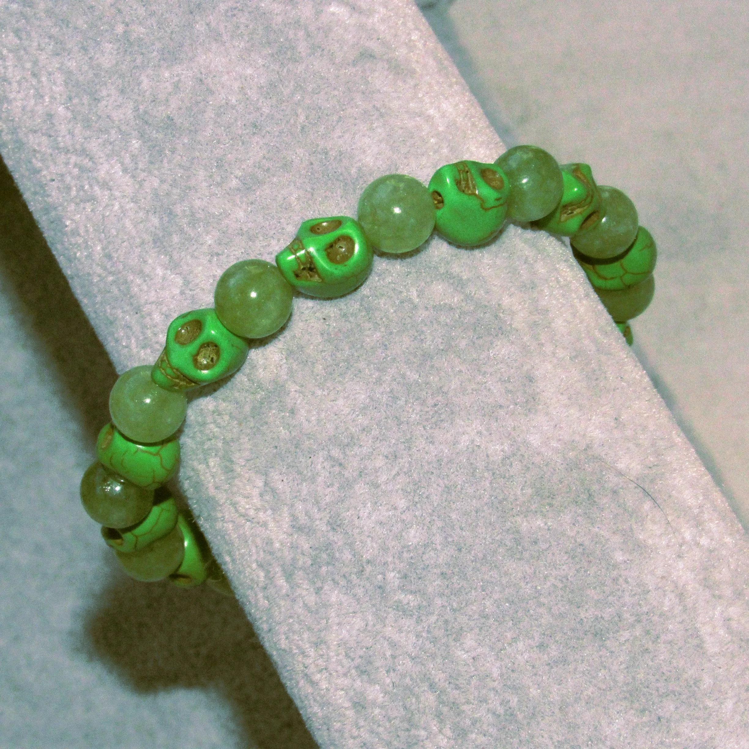 Peridot gemstone and Howlite Skull Bracelet