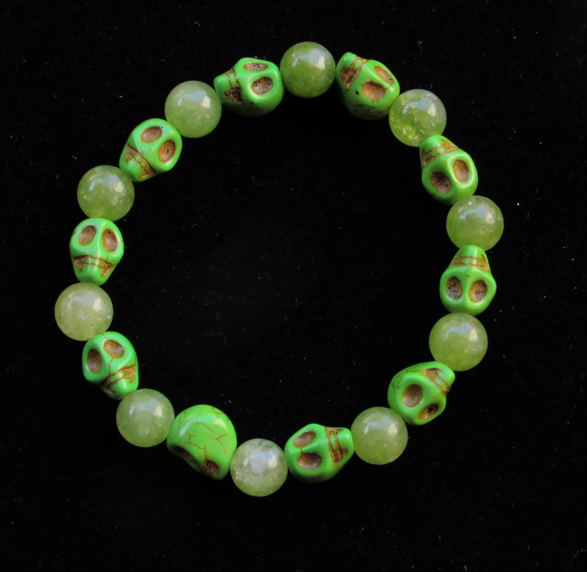 Peridot gemstone and Howlite Skull Bracelet