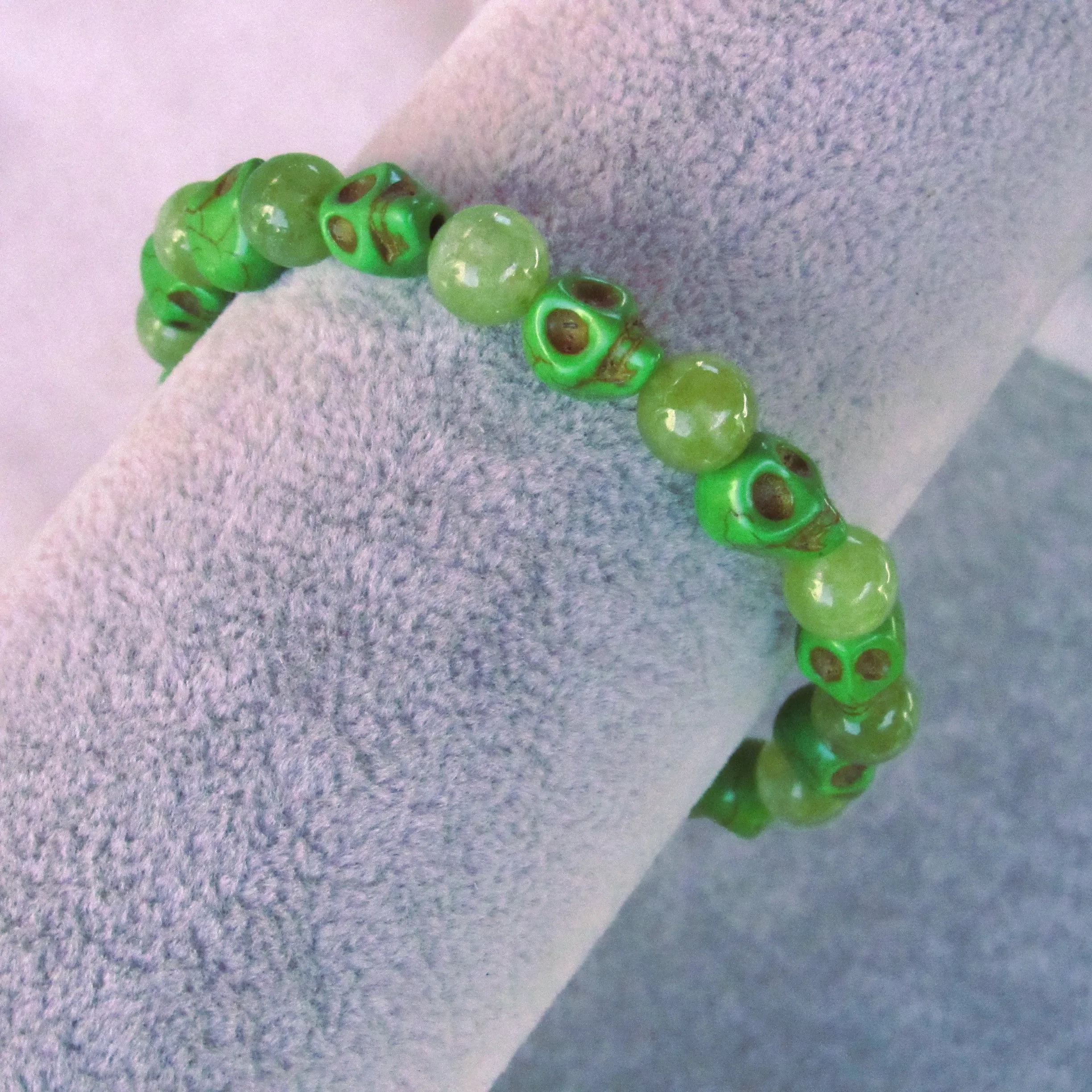 Peridot gemstone and Howlite Skull Bracelet